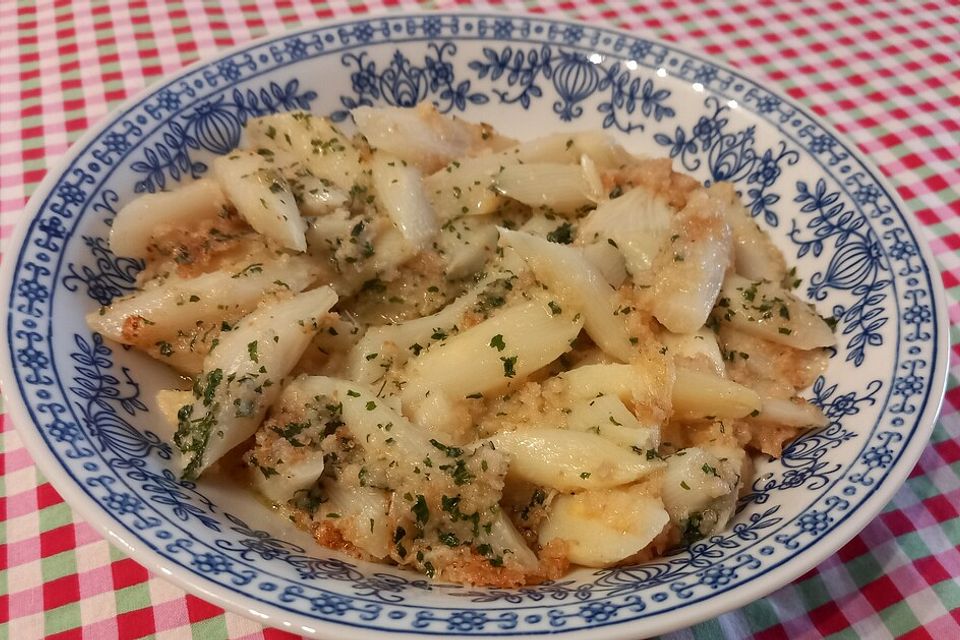 Weißer Spargel mit Butterbröseln