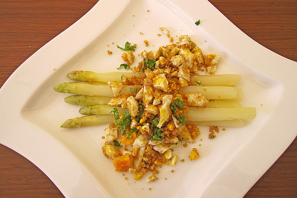 Weißer Spargel mit Butterbröseln