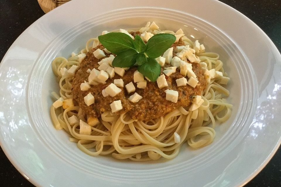 Pesto aus frischen Kräutern und Tomaten