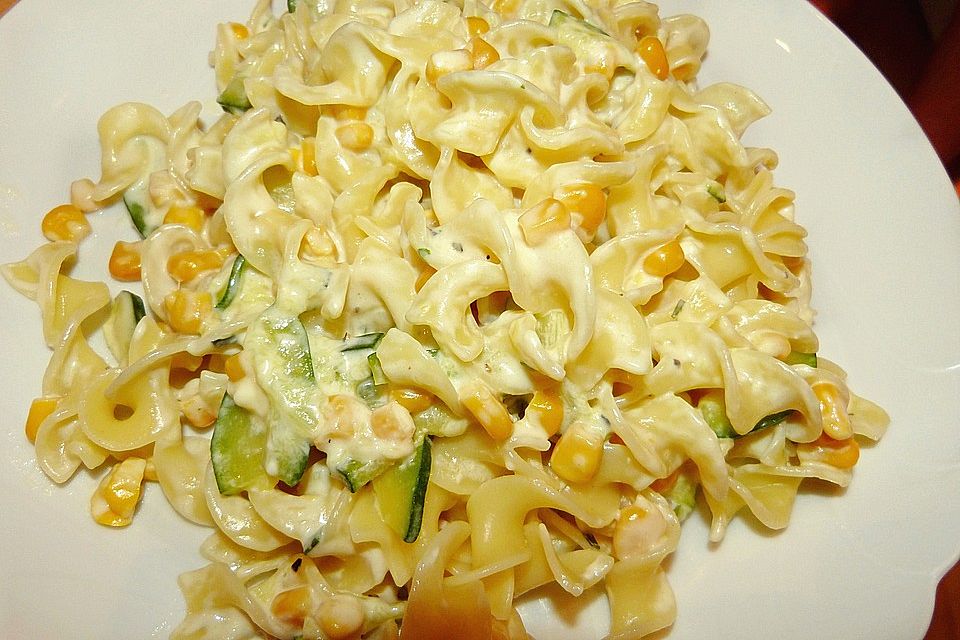 Zucchini-Mais Nudelpfanne mit Feta-Käse