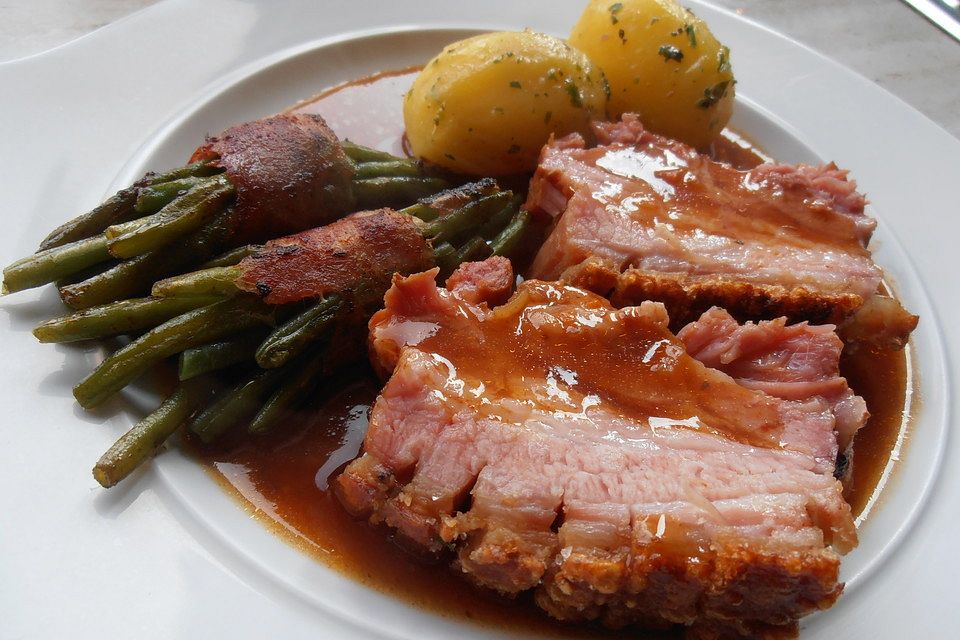 Bayerischer Schweinebraten mit Kruste und Dunkelbiersauce