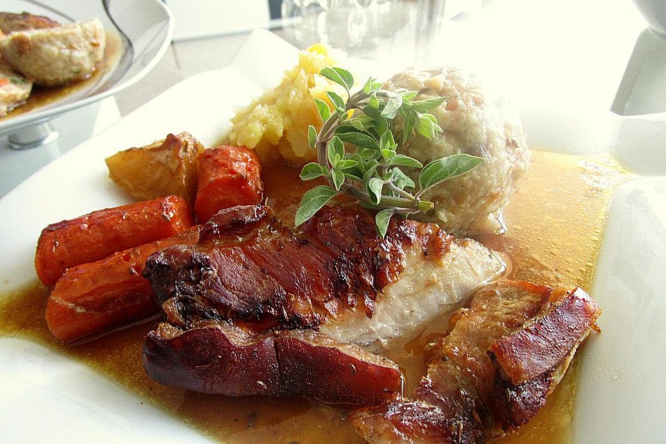 Bayerischer Schweinebraten mit Kruste und Dunkelbiersauce