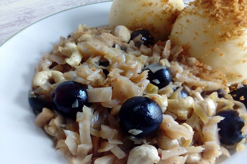 Weißkohl mit Trauben und Cashewkernen