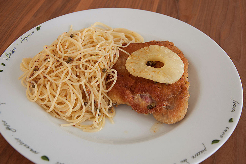 Cordon bleu mit Spaghetti, grünem Pfeffer und Ananas