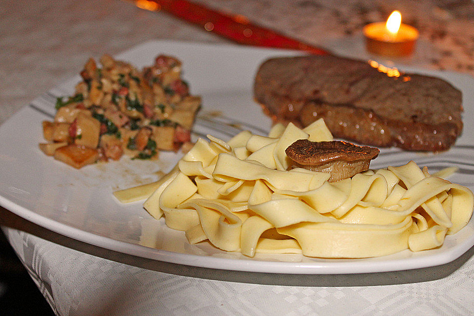 Kräuterseitlinge mit T-Bone Steaks vom Lamm und Bandnudeln