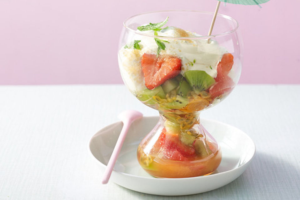 Mojito-Joghurt auf Obstsalat