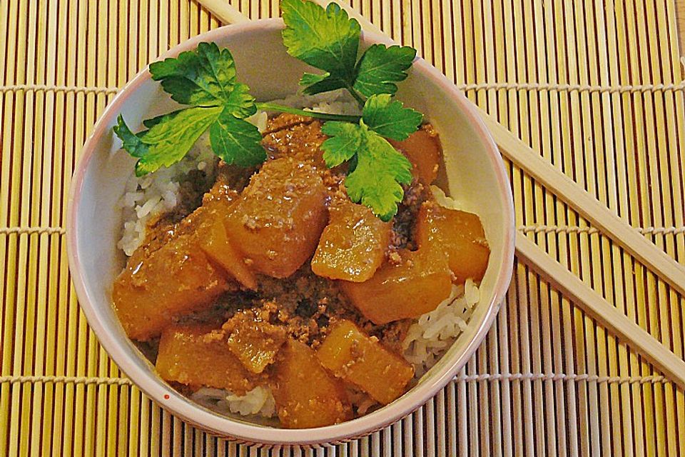 Japanischer gekochter Rettich mit Hackfleisch