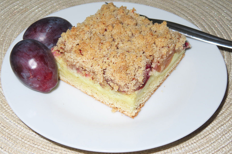 Saftiger Zwetschgenkuchen mit Puddingcreme und Nussstreuseln