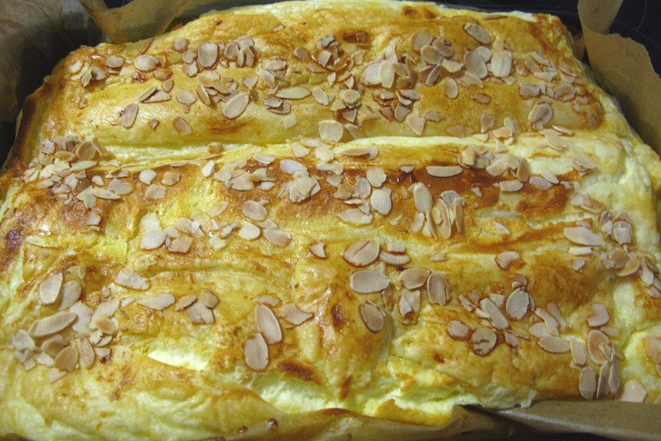 Milchrahmstrudel mit Äpfeln