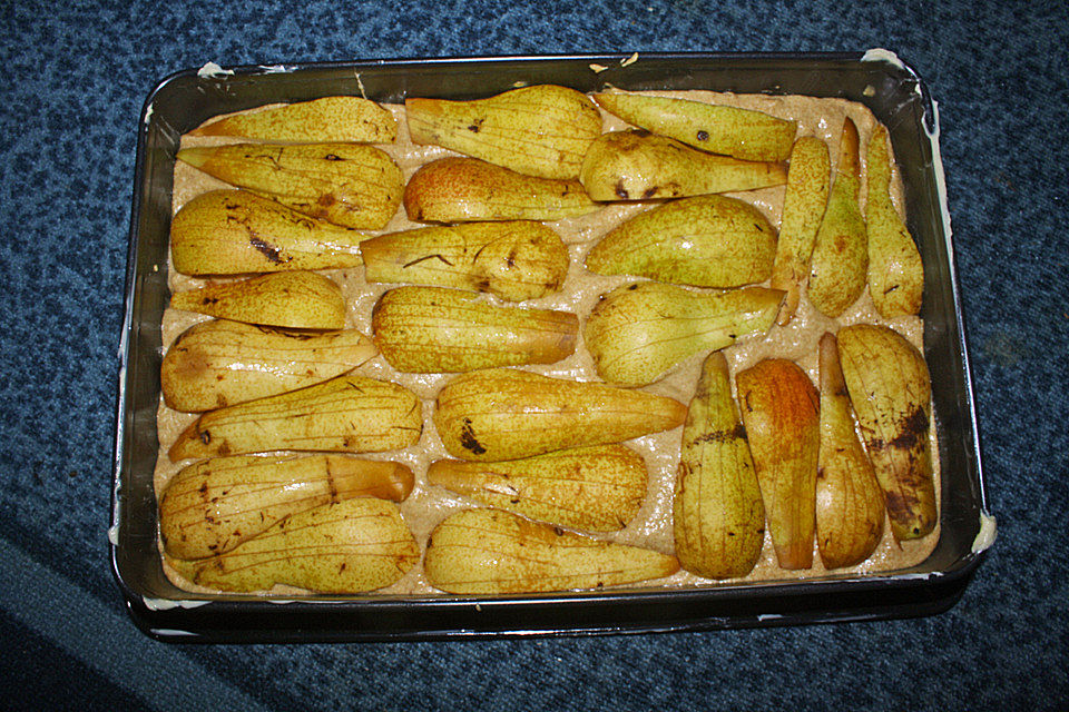 Saftiger Birnenkuchen mit edlen Marzipanstreuseln