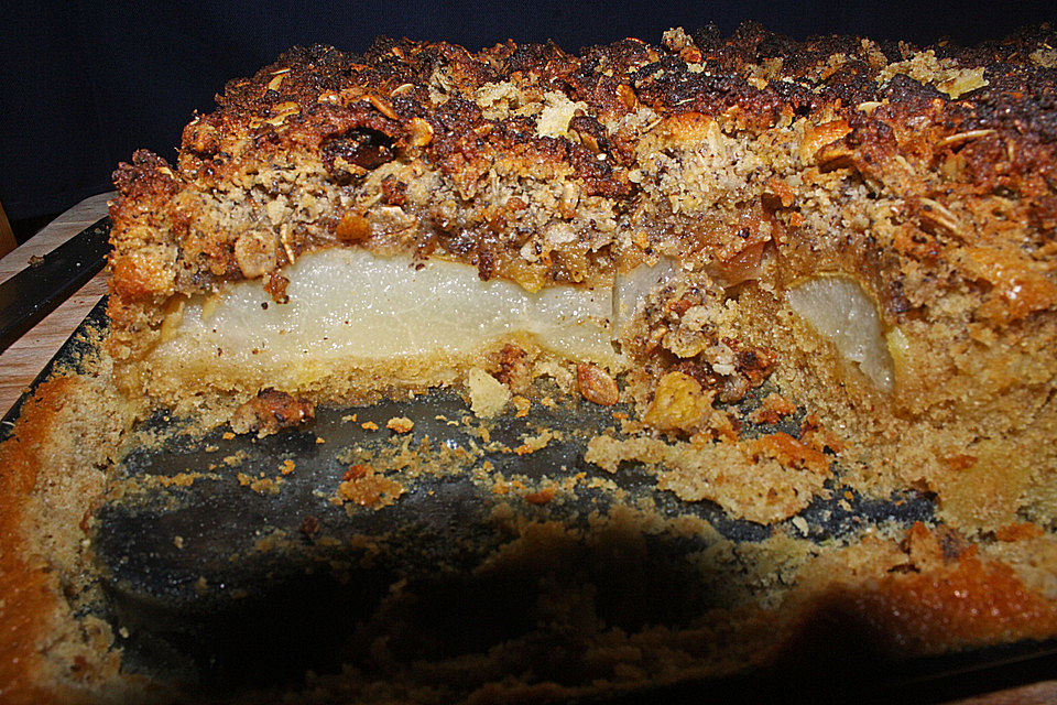 Saftiger Birnenkuchen mit edlen Marzipanstreuseln