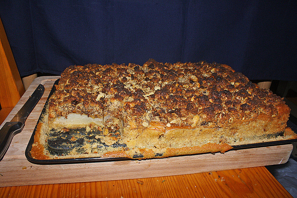 Saftiger Birnenkuchen mit edlen Marzipanstreuseln