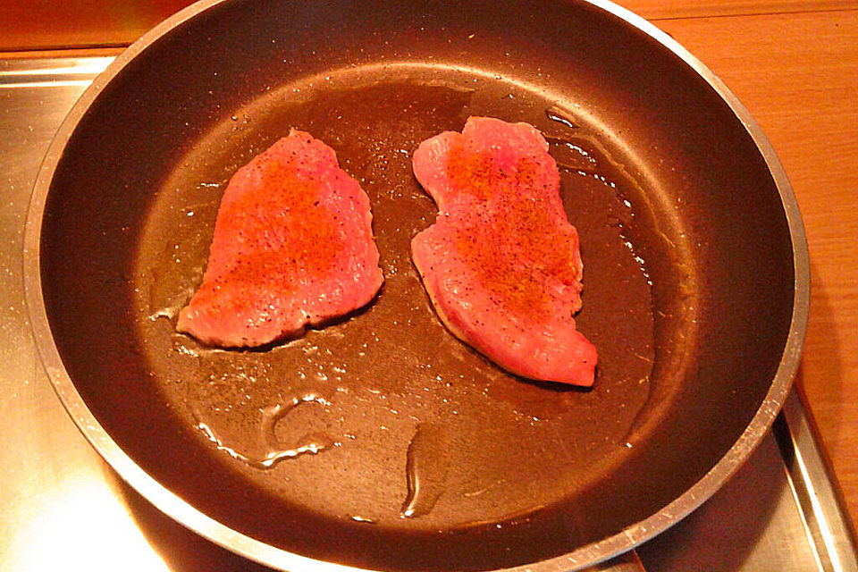 Putenschnitzel mit Paprika-Sahne-Nudeln