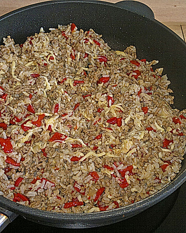 Reis-Hackpfanne mit Paprika und Käse