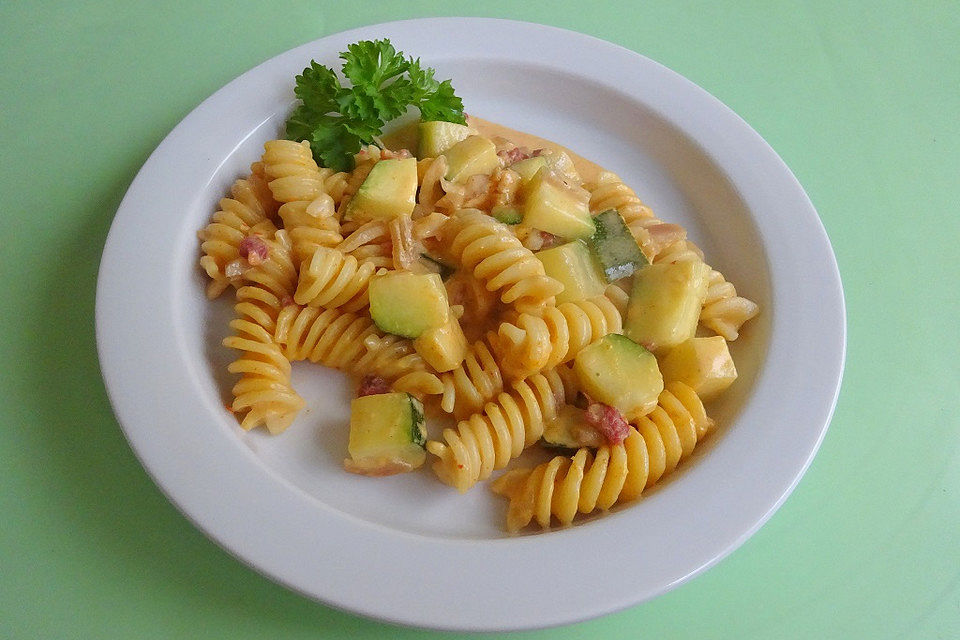 Nudeln mit Zucchini, Speckwürfeln und Brunch