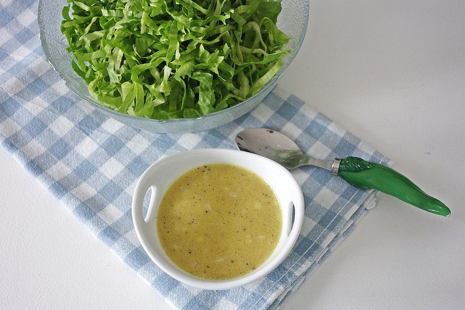 Endiviensalat mit Zwiebel-Senf-Marinade