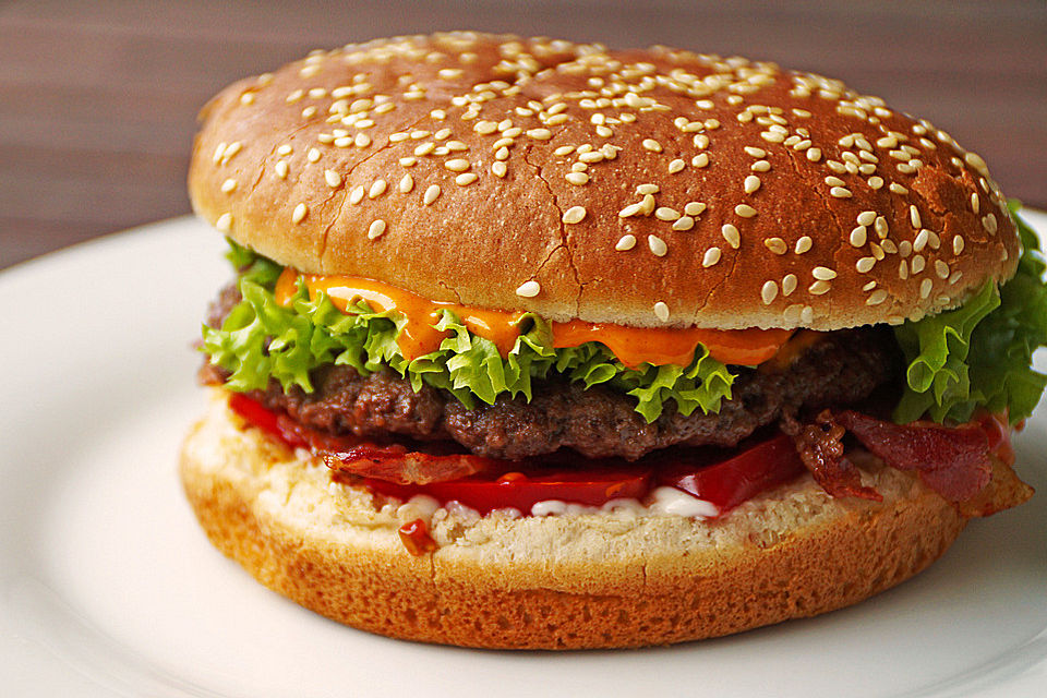 Amerikanische Bier-Hamburger im Hamburgerbrötchen