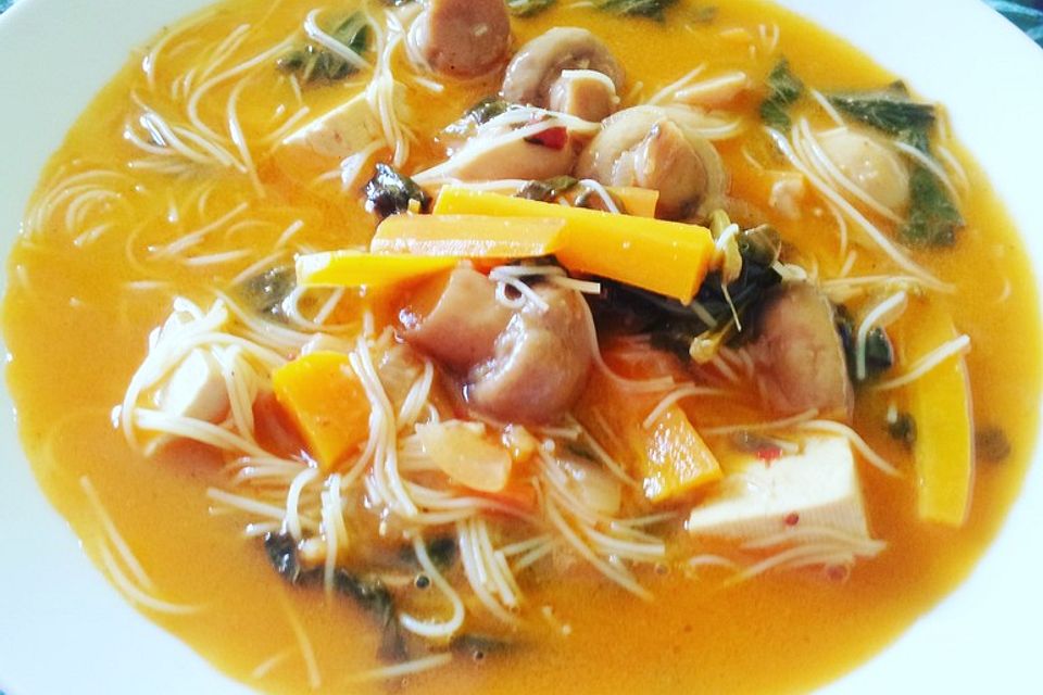 Thai Suppe mit Glasnudeln, Spinat und Hühnchen