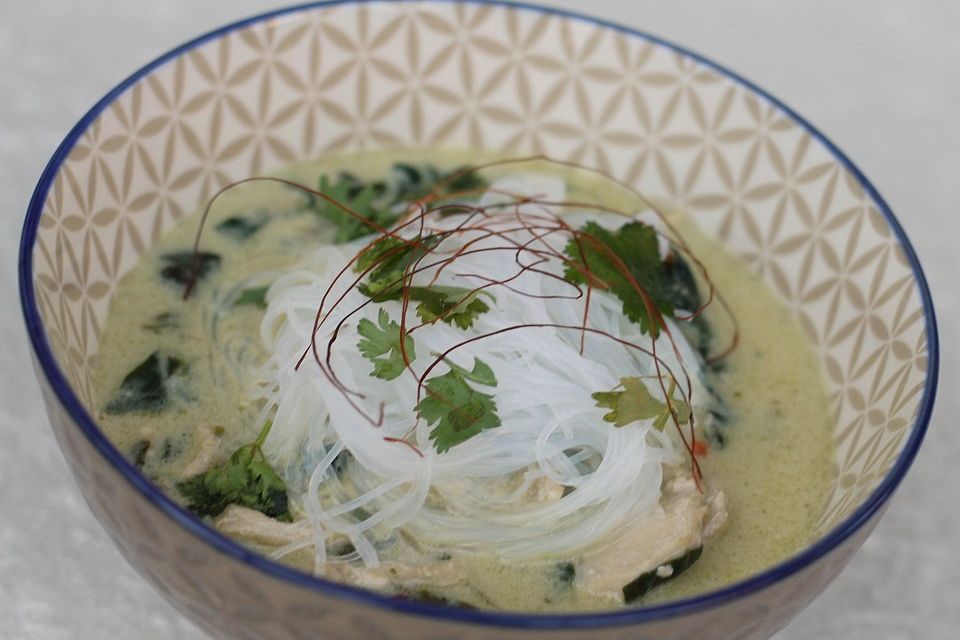 Thai Suppe mit Glasnudeln, Spinat und Hühnchen