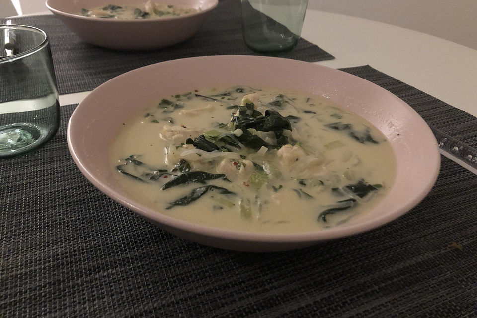 Thai Suppe mit Glasnudeln, Spinat und Hühnchen