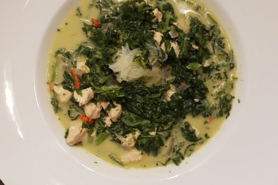 Thai Suppe mit Glasnudeln, Spinat und Hühnchen