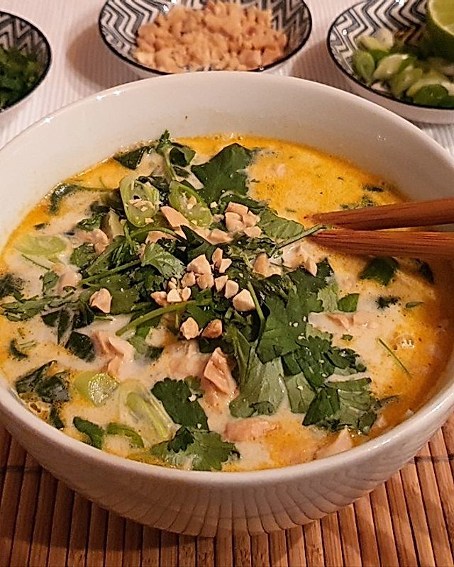 Thai Suppe mit Glasnudeln, Spinat und Hühnchen