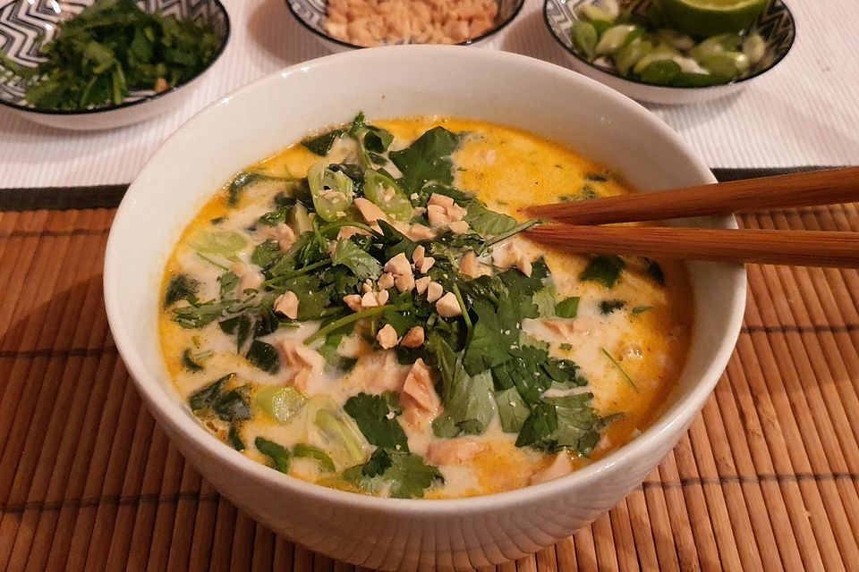 Thai Suppe mit Glasnudeln, Spinat und Hühnchen