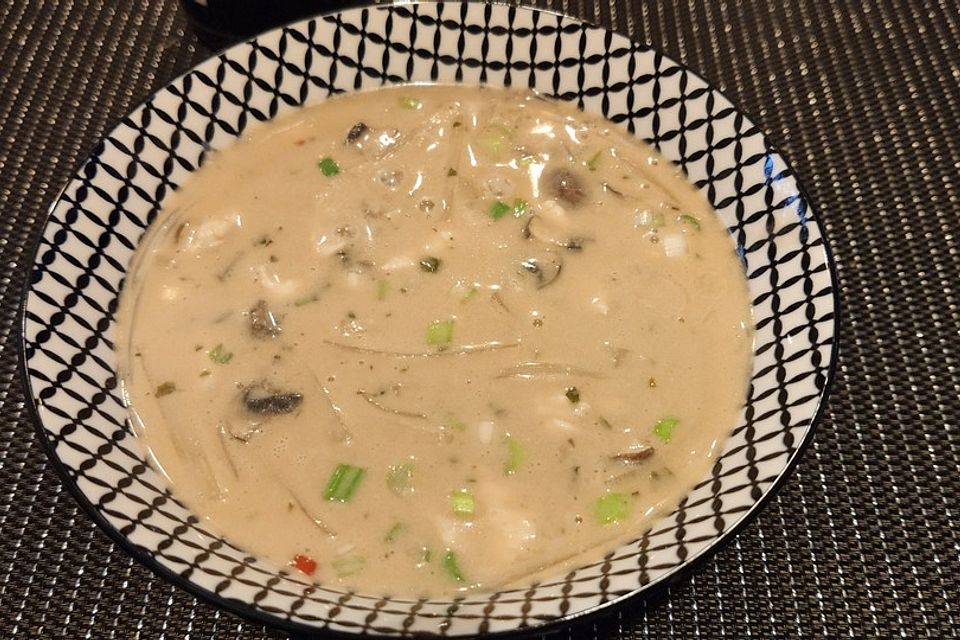 Thai Suppe mit Glasnudeln, Spinat und Hühnchen