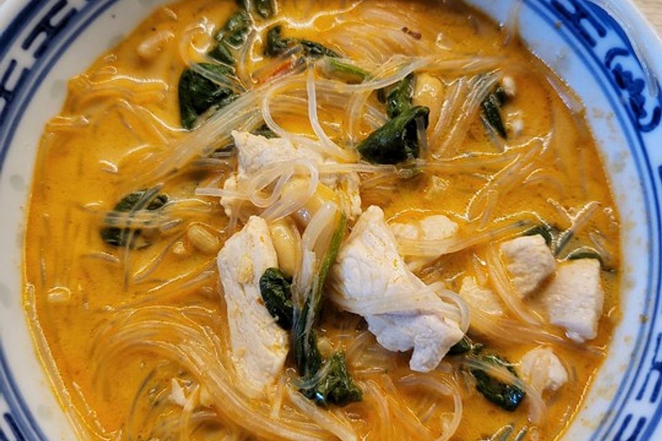 Thai Suppe mit Glasnudeln, Spinat und Hühnchen