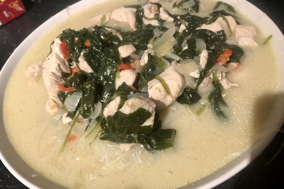 Thai Suppe mit Glasnudeln, Spinat und Hühnchen