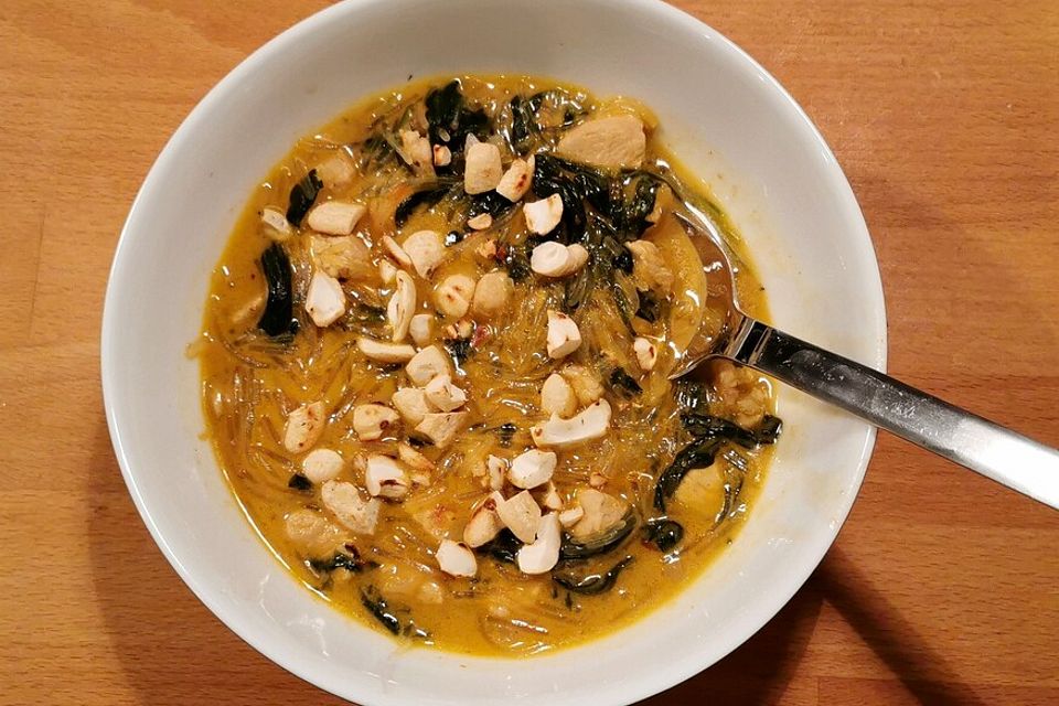 Thai Suppe mit Glasnudeln, Spinat und Hühnchen