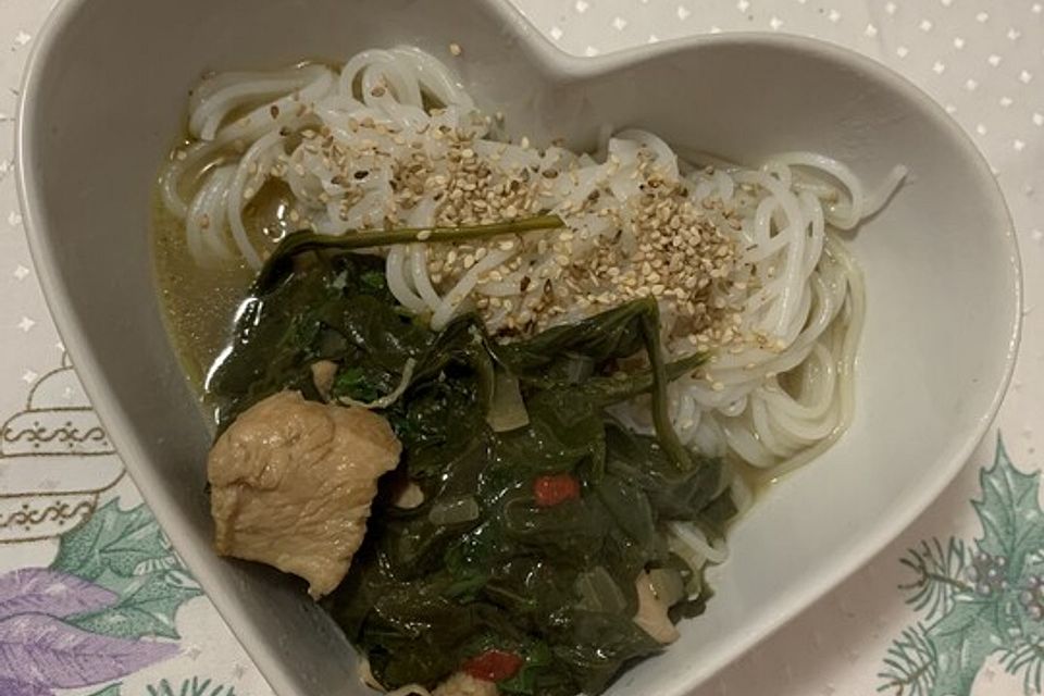 Thai Suppe mit Glasnudeln, Spinat und Hühnchen