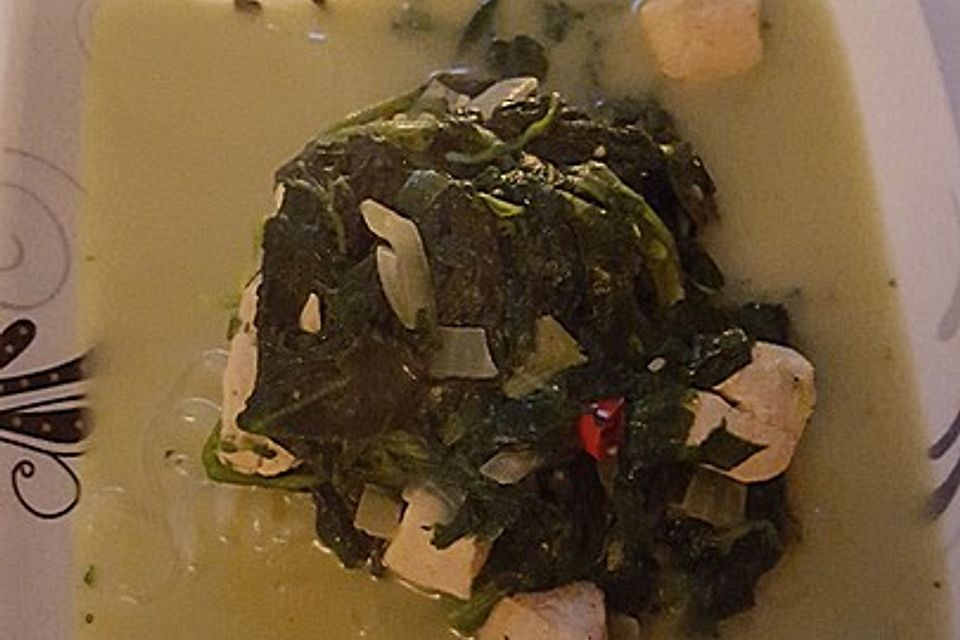 Thai Suppe mit Glasnudeln, Spinat und Hühnchen