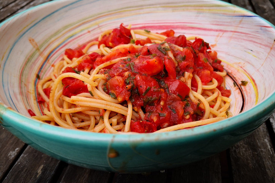 Nudeln mit karamellisiertem Schnittlauch und Tomaten