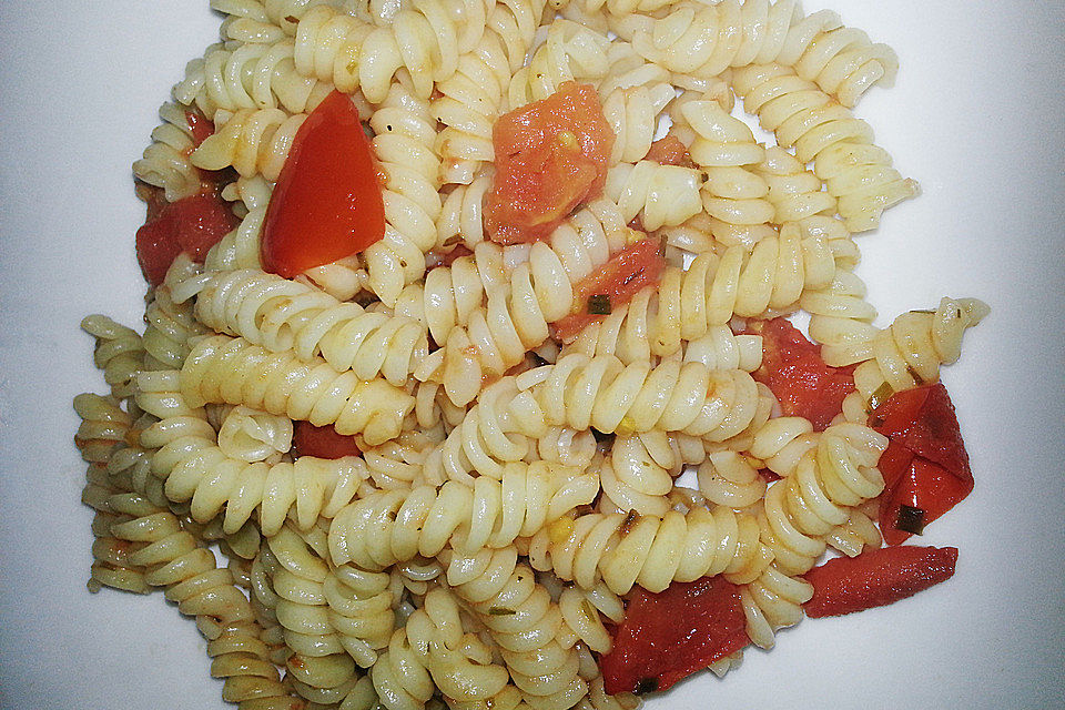 Nudeln mit karamellisiertem Schnittlauch und Tomaten