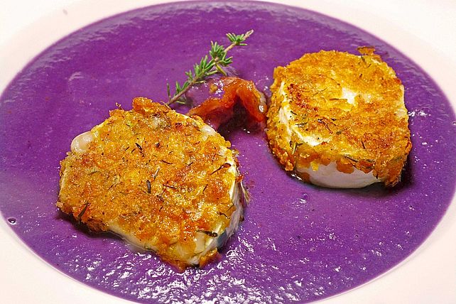 Rotkohlsuppe mit gebratenem Ziegenfrischkäse von zuckerschnautze| Chefkoch