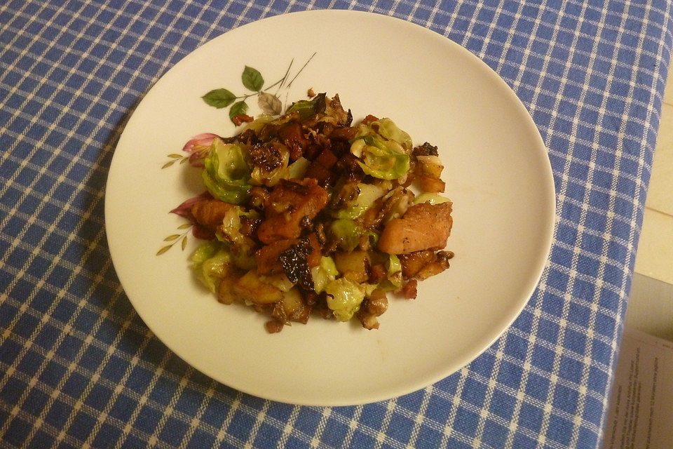 Rosenkohlblätter mit Hähnchenfleisch und Bratkartoffeln