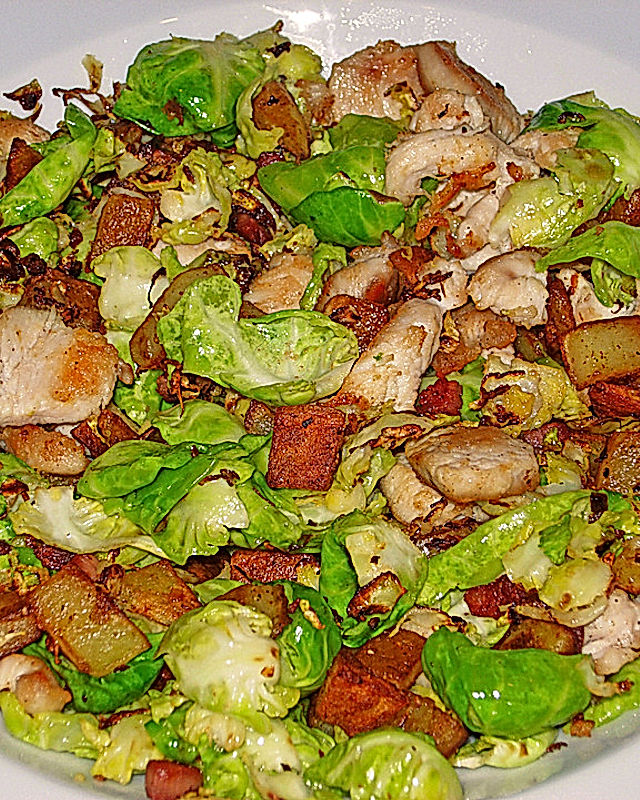Rosenkohlblätter mit Hähnchenfleisch und Bratkartoffeln