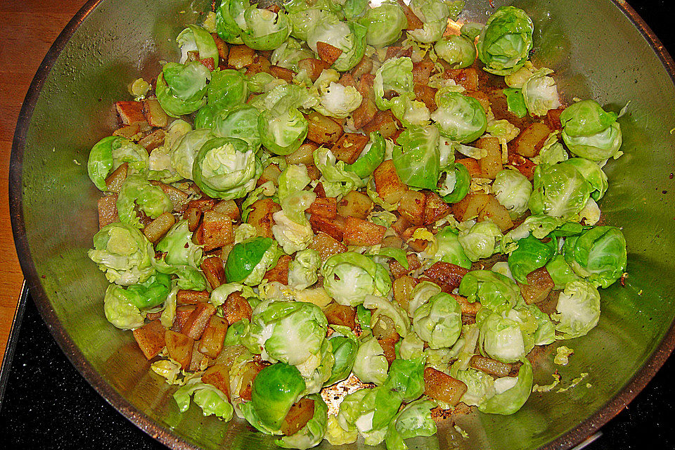 Rosenkohlblätter mit Hähnchenfleisch und Bratkartoffeln