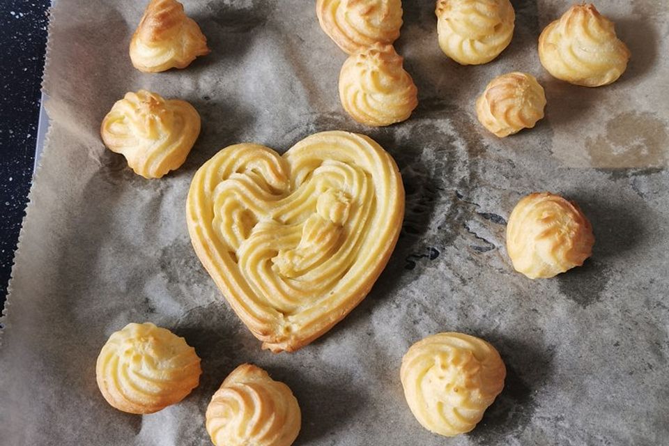 Mini Brandteigkrapferl / Windbeutel mit Vanillesahne und Karamellfäden