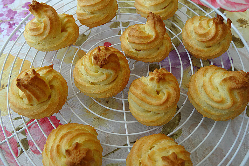 Mini Brandteigkrapferl / Windbeutel mit Vanillesahne und Karamellfäden