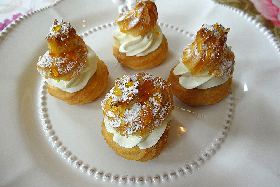 Mini Brandteigkrapferl / Windbeutel mit Vanillesahne und Karamellfäden