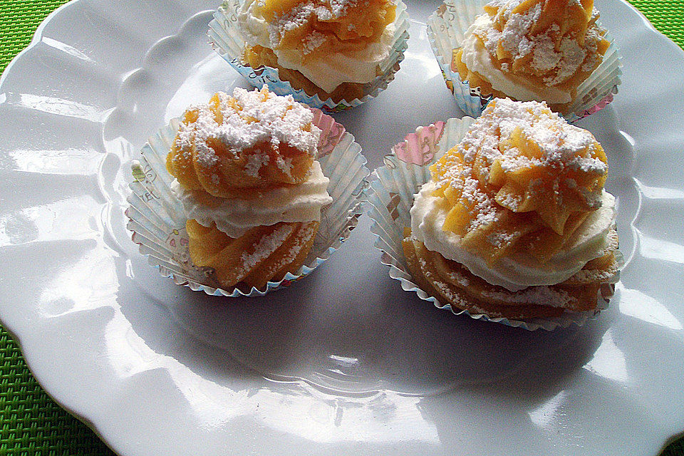 Mini Brandteigkrapferl / Windbeutel mit Vanillesahne und Karamellfäden