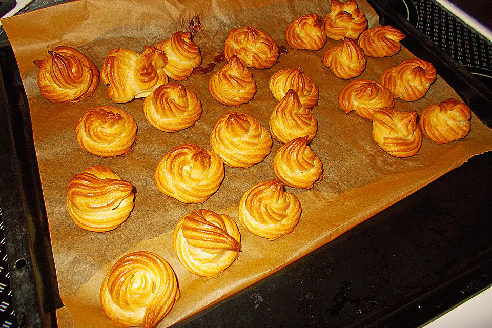 Mini Brandteigkrapferl / Windbeutel mit Vanillesahne und Karamellfäden