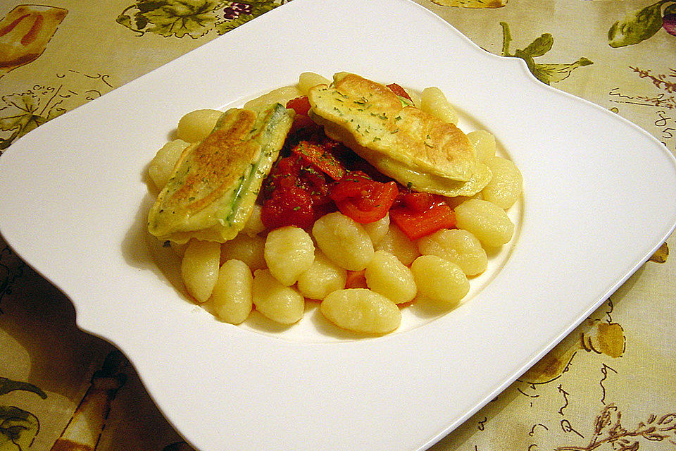 Gnocchi an Tomaten-Paprika-Gemüse mit Zucchini im Ausbackteig