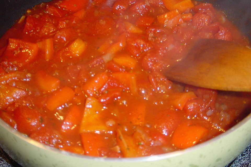 Gnocchi an Tomaten-Paprika-Gemüse mit Zucchini im Ausbackteig