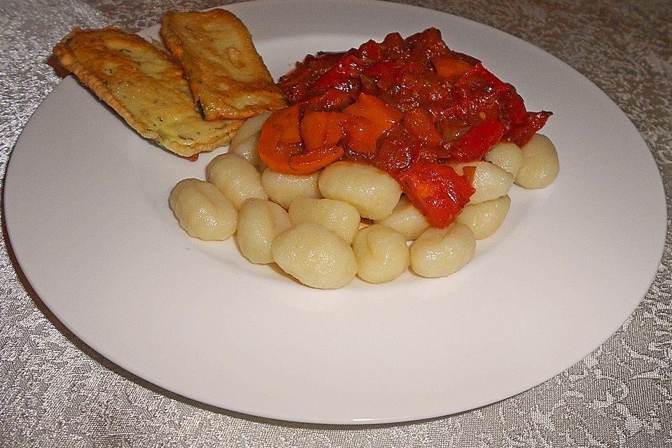 Gnocchi an Tomaten-Paprika-Gemüse mit Zucchini im Ausbackteig