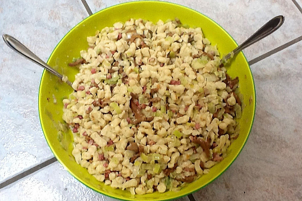 Spätzlesalat mit Lauch, Pfifferlingen und Speck