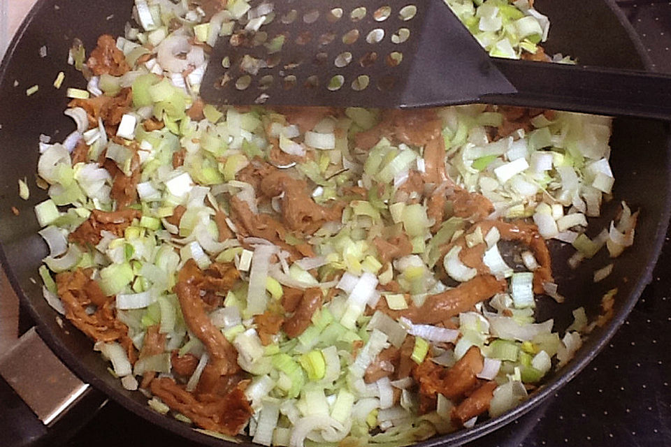 Spätzlesalat mit Lauch, Pfifferlingen und Speck