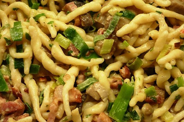 Spätzlesalat mit Lauch, Pfifferlingen und Speck von Zahnfee1989| Chefkoch Spätzlesalat mit Lauch, Pfifferlingen und Speck von Zahnfee1989| Chefkoch
